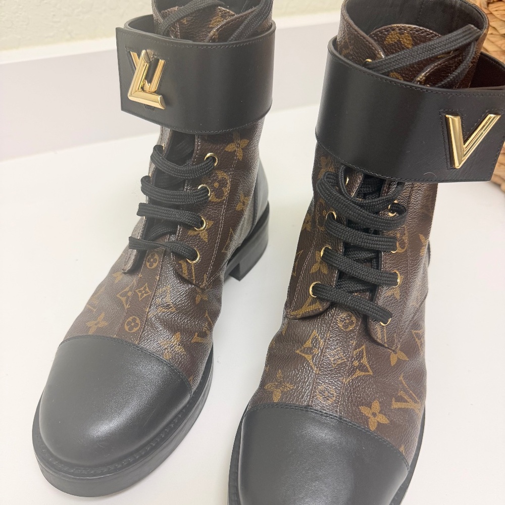 LOUIS VUITTON Woman Calfskin Monogram Wonderland Flat Ranger Boots Black.